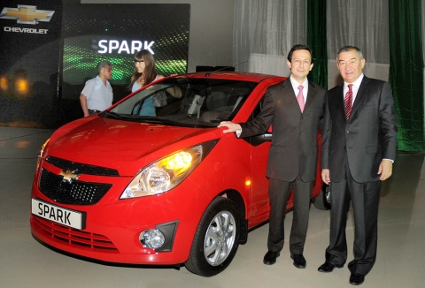 25일 마이크 아카몬 GM DAEWOO 사장과 유스포프(S. F. Yusupov) 우즈아프토사노아트 부회장 겸 GM 우즈베키스칸 총괄 임원이 우즈베키스탄 타쉬켄트(Tashkent)