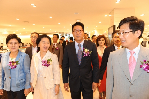 26일 개점한 현대백화점 킨텍스점 매장을 둘러보고 있는 정지선 현대백화점그룹 회장(사진 좌측부터 세번째), 사진 좌측으로 부터 김필례 고양시 의회의장, 김영선 국회의원, 최성 고양