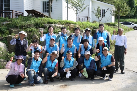 한진그룹 계열사인 한국공항이 8월 27일 직원 20여명과 함께 1사 1촌 자매결연을 맺고 있는 강원 홍천군 바회마을에서 풋고추, 옥수수 따기, 고추밭과 더덕밭 김매기 등 농촌 봉사