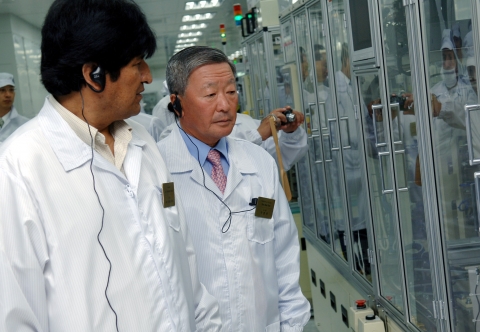 구본무 LG회장과 에보 모랄레스(Evo Morales) 볼리비아 대통령이 27일 충북 오창에 위치한 LG화학 2차전지 공장을 방문했다. (오른쪽부터)구본무 LG 회장과 모랄레스 볼리비아 대통령이 2차전지 생산라인을 둘러보고 있는 모습
