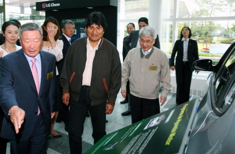 구본무 LG회장(왼쪽 첫번째)이 모랄레스 볼리비아 대통령(왼쪽 두번째)에게 LG화학이 개발한 전기자동차용 배터리에 대해 설명하고 있는 모습