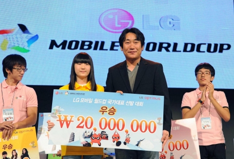 김의진 양이 29일 용산 아이파크 e스포츠 스테디움에서 열린 'LG모바일월드컵 2010' 한국대표로 선발돼 상금 2000만원을 부상으로 받았다. (왼쪽부터 김의진