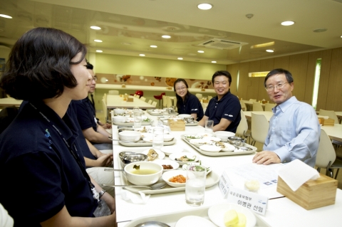 삼성화재 지대섭 사장은 1주일에 두 번씩 본사 구내식당에서 사원들과 저녁식사를 함께 하며‘릴레이 간담회’를 가진다. 이 시간을 통해 현장의 이야기를 직접 듣고, 현장의 문제를 공유