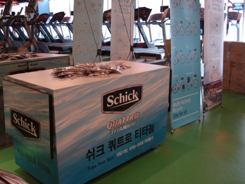 쉬크, 압구정 엠 에슬레틱 스퀘어 휘트니스 1주년 기념행사에서 샘플링 진행