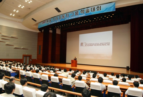 31일(화) 열린『2010 현대•기아자동차 그룹 학술대회』개막식에서 연구개발총괄 이현순 부회장이 환영사를 하고 있는 모습