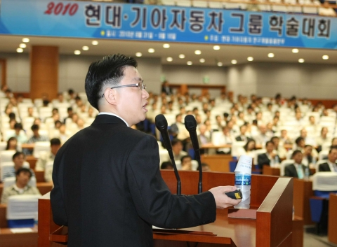 31일(화) 열린『2010 현대•기아자동차 그룹 학술대회』개막식에서 전년도 대상 수상자 전자개발센터 메카트로닉스개발팀 지상우 연구원과 현대•기아차 미국기술연구소 데이비드 헤링턴(D