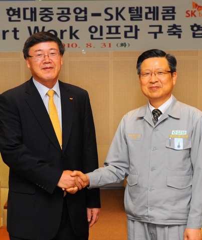 31일 현대중공업 울산 본사에서 열린 ‘Smart Work 인프라 구축 협약식’에서 SK텔레콤 박인식 기업사업부문장(왼쪽)과 현대중공업 황시영 부사장이 협약 체결 후 기념 촬영을 