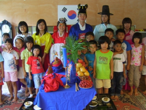 농어촌청소년육성재단은 경북 물도리예술촌과 서울에서 농어촌지역 다문화가정 80여 명을 대상으로 &#039;다문화가정 한국문화체험활동&#039;을 실시한다. 사진은 지난해 행사에 참가한 다문화가정 아이들이 전통혼례 시연후 기념 촬영하는 모습