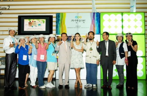 참전국 21개국에 감사하는 &#039;thank you21 페스티벌&#039; 에서 인기가수 왁스와 (주)자연의벗 김주원 대표 및 임직원