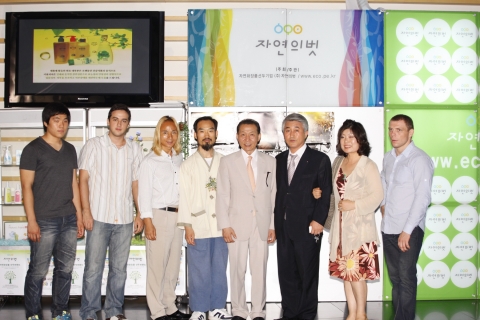 행사에 참석한 외국인들과 기념촬영