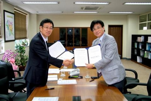충남발전연구원(원장 박진도, 왼쪽)과 한국사회과학데이터센터(소장 이남영)는 26일 학술지식정보 공동 활용에 관한 협정을 체결했다.