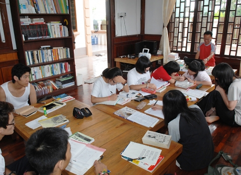 라오스 평화학교는 강요에 의한 수업이 아니라 분위기를 조성해 스스로 공부하도록 만들고 있다.