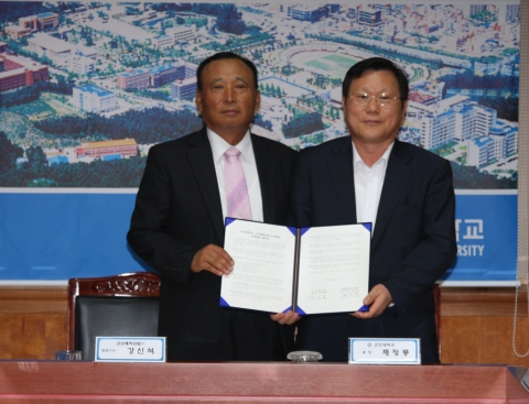 왼쪽:강신석 군산레저산업 대표이사,  오른쪽:군산대 채정룡총장