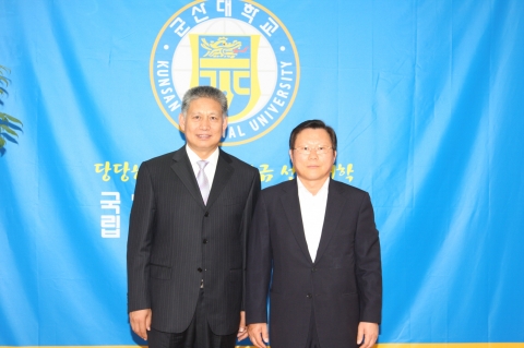 왼쪽:중국 하북체육학원 순반쥔원장, 오른쪽 군산대 채정룡총장