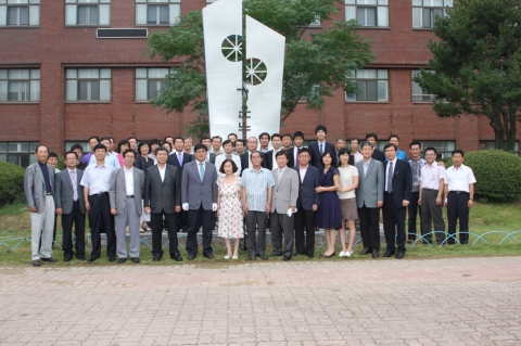 30일, 군산대 사회과학대학 상징물 제막식 개최…최고경영관리자과정 총동창회에서 기증