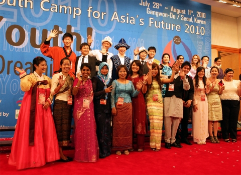 2010 미래를 여는 아시아 청소년캠프의 환영식이 8월 3일 서울가든호텔에서 열리는 가운데 23개국 아시아청소년들이 기념촬영을 하고 있다.