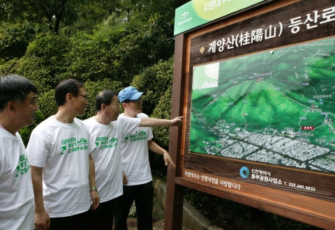 GM DAEWOO가 28일 인천시 계양구에 위치한 계양산을 찾아 ‘1사 1산 가꾸기’ 일환으로 대대적인 환경정화 캠페인을 펼쳤다. 이날 계양산 등산로 입구에서 홍영표 국회의원(사진