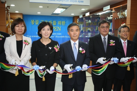 우리은행은 29일 광희동지점 2층에서  이종휘 은행장, 게렐 도르지팔람  주한 몽골대사, 나경원 국회의원 등이 참석한 가운데 “몽골 근로자를 위한 작은 쉼터” 오픈 행사를 가졌다.