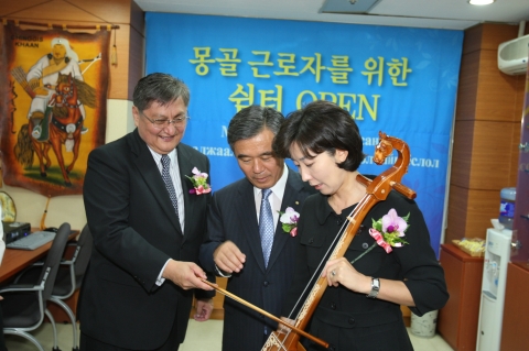 우리은행은 29일 광희동지점 2층에서 이종휘 은행장, 게렐 도르지팔람 주한 몽골대사, 나경원 국회의원 등이 참석한 가운데 “몽골 근로자를 위한 작은 쉼터” 오픈 행사를 가졌다.(이