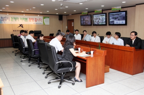 화성도시공사, 시설관리공단 등 화성시 출자 5개 기관 직원 20여명이 안산시시설관리공단을 방문하여 통합상황실에서 전반적인 운영 사항을 벤치마킹 하고 있다.