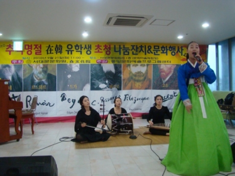 자원봉사자들이 국악공연후 해금,가야금,장구,민요등을 가르치고 있다