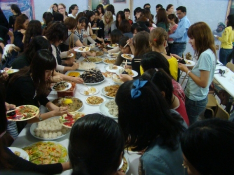 외국 유학생들이 송편 만들기 체험후 직접만든 음식을 시식하고 있다