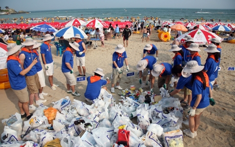 한국 필립모리스 올 여름 피서 절정기를 맞아 뉴(New) 바다사랑 캠페인 자원봉사원들과 함께 부산 송정해수욕장 등 4개 해수욕장에서 쓰레기를 수거하고 유형을 분석했다.