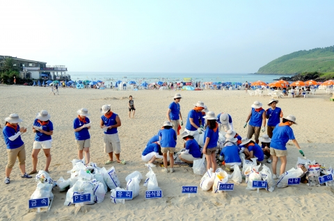 한국 필립모리스 뉴(New) 바다사랑 캠페인 자원봉사원들은 피서 절정기를 맞아 지난 7월 30일부터 8월 1일까지 사흘 동안  제주 함덕해수욕장 등 전국 4개 해변에서 30여톤의 쓰레기를 수거하고 유형을 분석했다.