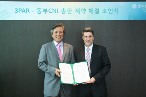 동부CNI 이봉 대표와 3PAR 본 우즈 (Vaughan Woods) 아태지역 매니징 디렉터. 3PAR코리아는 동부CNI와 총판계약을 체결하고 유틸리티 스토리지를 공급한다.