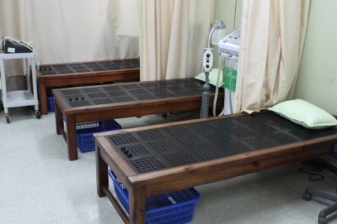 ▲ 서울시 노인복지센터 진료실에 배치되어있는 럭스데이숯침대 진료대