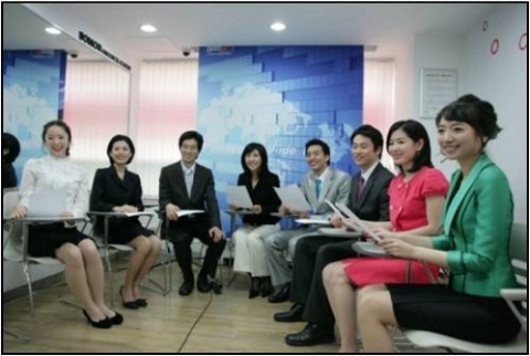 아나운서 공채를 준비하는 학생들이 카메라 테스트화면을 모니터 하고있다