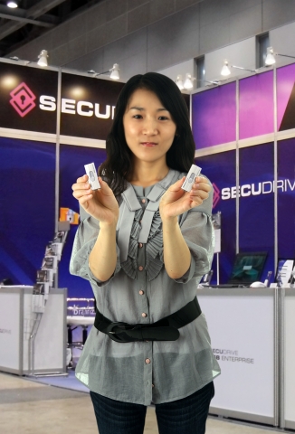 브레인즈스퀘어에서 AES 256비트 암호화 칩을 탑재한 시큐드라이브 USB 제품 2종을 선보이고 있다.