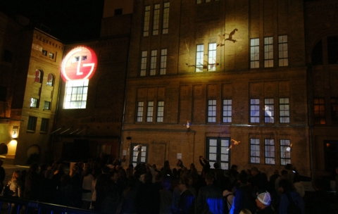 LG전자가 독일 현지시각 3일 저녁 베를린 문화의 중심‘쿨투어브라우어라이(Kulturbrauerei) 광장’에서 건물 벽면에 입체영상을 구현하는 ‘미디어 파사드(Media Fa?a