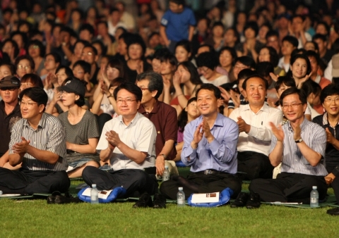 사진 맨앞줄 왼쪽부터 권성동 한나라당 의원, 지창훈 대한항공 총괄사장, 이광재 강원도지사, 최명희 강릉시장.