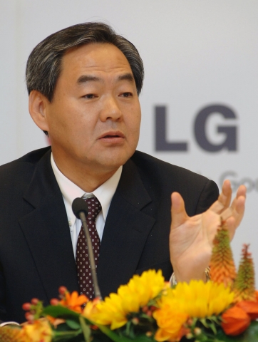 9월 3일(현지시간) 독일 베를린 'IFA 2010' 전시회에서 있었던 LG전자 홈엔터테인먼트(HE)사업본부 기자간담회.  HE사업본부장 강신익 사장이 발표를 하