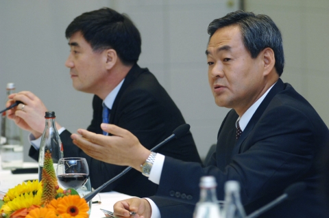 HE사업본부장 강신익 사장(오른쪽)이 기자들의 질문에 답변 하고 있다.