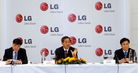왼쪽부터 LCD TV 사업부장 권희원 부사장, HE사업본부장 강신익 사장, PDP사업부장 김희섭 상무