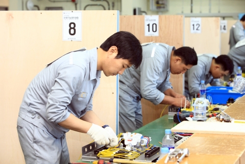 9월 3일(토) 열린 현대중공업 기능경진대회에서 진지한 모습으로 시합에 임하고 있는 참가자들