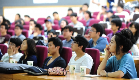 삼성전자의 2010년 신입사원 공채가 2일부터 시작된 가운데 3일 오후 서울 광진구 건국대 법과대학에서 열린 삼성전자 채용설명회에서 학생들이 삼성전자 인사담당자의 채용계획 관련 설