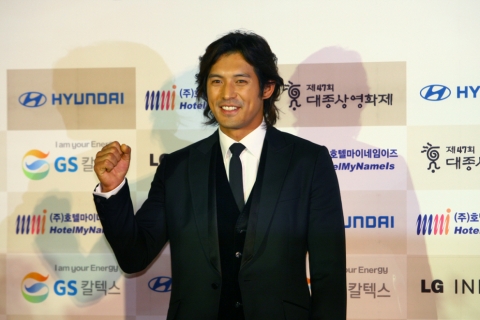 포토월에서 포즈를 취하는 영화배우 오지호
