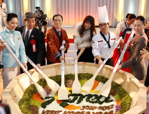 25일 일본 도쿄 오다이바 빅사이트에서 개최된 <JATA(일본여행업협회) 세계여행박람회>에서 김영호 한국관광공사 도쿄 지사장(좌측 세번째), 카나이 아키라(KANAI A