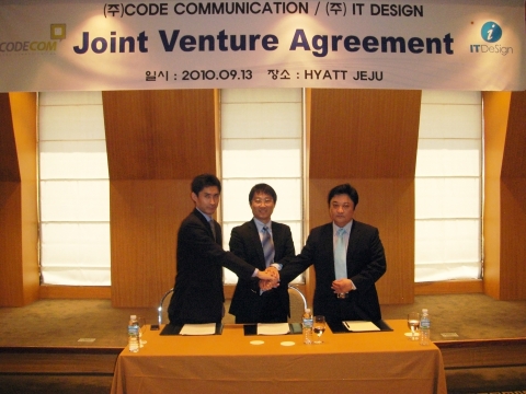 일본 IT Design Koji Sakahashi 대표(왼쪽), 설립된 IT Design Korea 황철희 대표(가운데), 코드커뮤니케이션즈 유영수 대표가 기념 촬영하고 있다