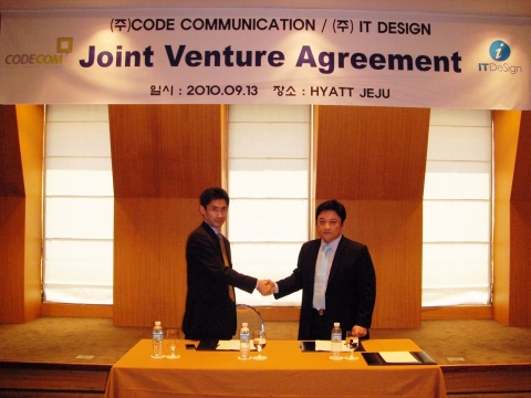일본 IT Design Koji Sakahashi 대표(왼쪽)와 코드커뮤니케이션즈 유영수 대표가 기념 촬영하고 있다