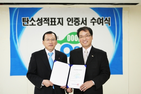 LG전자가 업계 최초로 한국환경산업기술원으로부터 상업용 에어컨 탄소성적표지 인증을 획득했다. 사진 왼쪽부터 LG전자 CAC연구소장 김병순 상무, 한국환경산업기술원 박재성 환경경영본