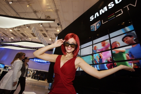 IFA 2010 공식 홍보도우미인 IFA 걸이 삼성전자 부스에서 스마트 큐빅스를 통해 생생한 3D 입체영상을 체험하고 있다.