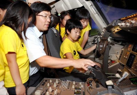 1일 아시아나항공 운항훈련동에서 열린 부천시 대장분교 어린이 초청행사에서 참가 어린이들이 보잉 767 항공기 시뮬레이터에 탑승하여 아시아나 조종사로부터 비행원리에 대한 설명을 듣고 있다.