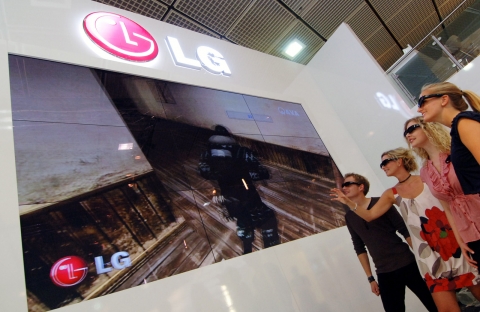 독일 베를린에서 열리는 유럽 최대 가전 전시회 `IFA 2010`에서 관람객들이  LG전자의 3D PDP 멀티비전을 감상하고 있다.
