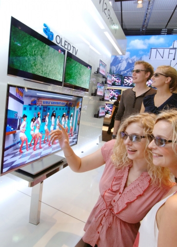독일 베를린에서 열리는 유럽 최대 가전 전시회 `IFA 2010`에서 관람객들이 LG전자의 세계 최소 두께인  0.29센티미터(cm)의 3D OLED TV를 감상하고 있다.