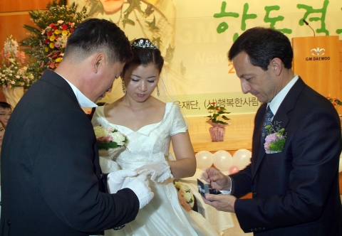 GM DAEWOO가 어려운 형편으로 결혼식을 올리지 못한 다문화 및 새터민 가정과 장애인, 저소득가정 등 총 12쌍을 위한 합동결혼식을 성황리에 개최했다. 2일 GM DAEWOO 