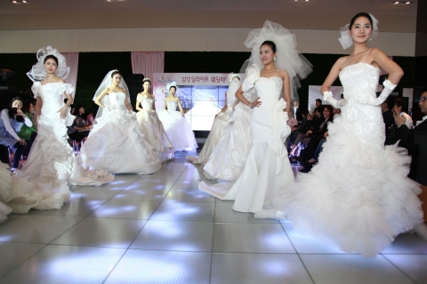 삼성전자는 올 하반기 결혼을 앞둔 커플들을 대상으로 3일부터 5일까지 삼성전자 서초사옥 홍보관에서 '삼성 딜라이트 웨딩페어'를 개최한다. '삼성 딜라이트